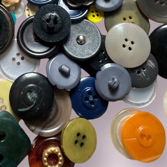 Large Lot Of Vtg Buttons For Sewing Crafts Scrapbooks Mix Of Sizes & Colors - Picture 10 of 16